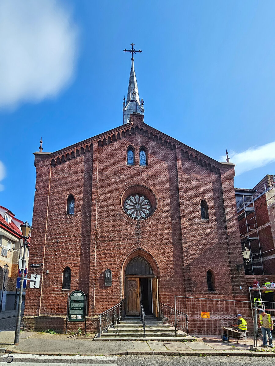 Die heutige Kirche der Unbefleckten Empfngnis der Allerheiligsten Jungfrau Maria (Kościł Niepokalanego Poczęcia Najświętszego Maryi Panny) wurde 1832 im neugotischen Stil erbaut und war ursprnglich eine evangelische Garnisonskirche. (Kolberg (Kołobrzeg), September 2024)