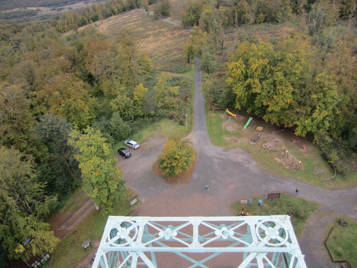 Die obere Plattform des  Josephskreuzes  auf dem Auerberg im Harz erreicht man ber Treppen mit insgesamt 200 Stufen. Blick auf den Vorplatz am 01.10.2024.