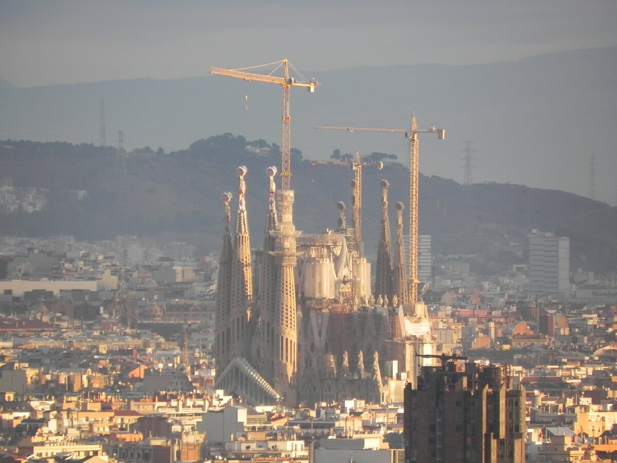 Die Sagrada Familia in Barcelona im Morgenlicht des 11.10.2016. Die Sagrada Famlia ist eine rmisch-katholische Basilika des Modernisme in Barcelona und gilt als das Hauptwerk des katalanischen Baumeisters Antoni Gaud. Ihr Bau wurde 1882 begonnen und dauert bis in die Gegenwart an.