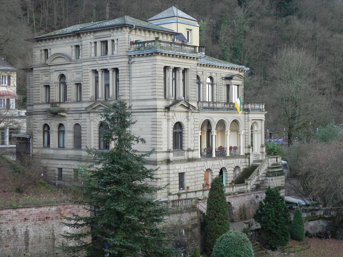 Die Villa Lobstein, wurde Ende des 19. Jahrhunderts im Neu-Renaissancestil erbaut. Sie hat eine groe musikalische und literarische Tradition. U.a. wurde hier der Heidelberger Bachverein gegrndet, es wohnten viele Musiker hier, Richard Strauss, Max Reger, Wilhelm Furtwngler. Von der direkt am Eingang des Heidelberger Schlosses gelegenen Villa hat man einen herrlichen Blick aufs Neckartal, auf die Altstadt, das Schloss und nur einen kurzen Fuweg zur alten Universitt. Aufgenommen am 23.12.2024.