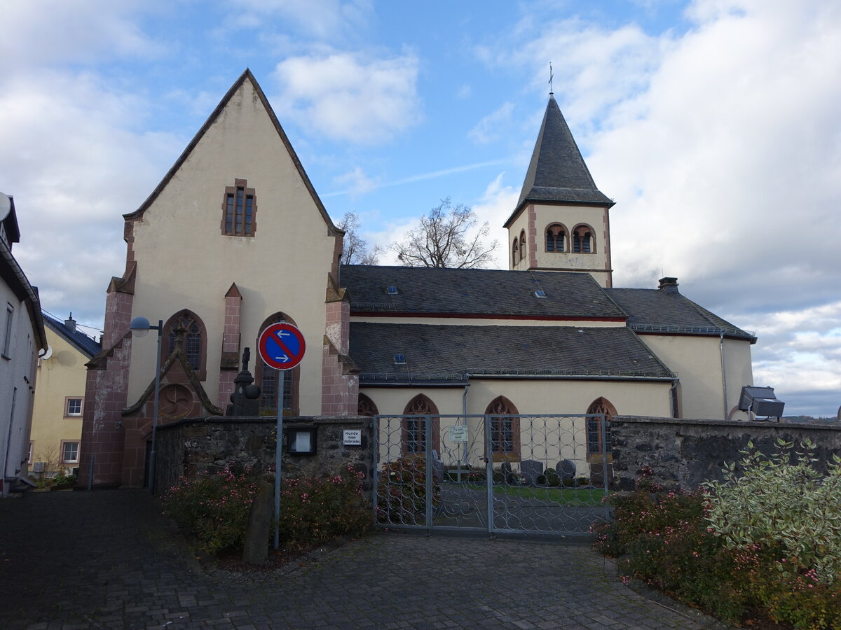 Dockweiler, Pfarrkirche St. Laurentius, erbaut im 11. Jahrhundert, erweitert von 1903 bis 1904 (08.11.2025)
