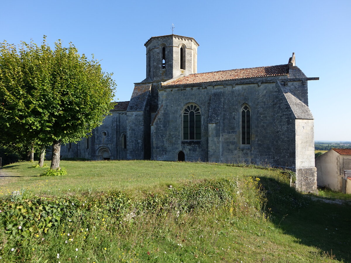 Echebrune, Pfarrkirche St. Pierre, erbaut im 12. Jahrhundert, sptgotischer Chor (24.07.2018)