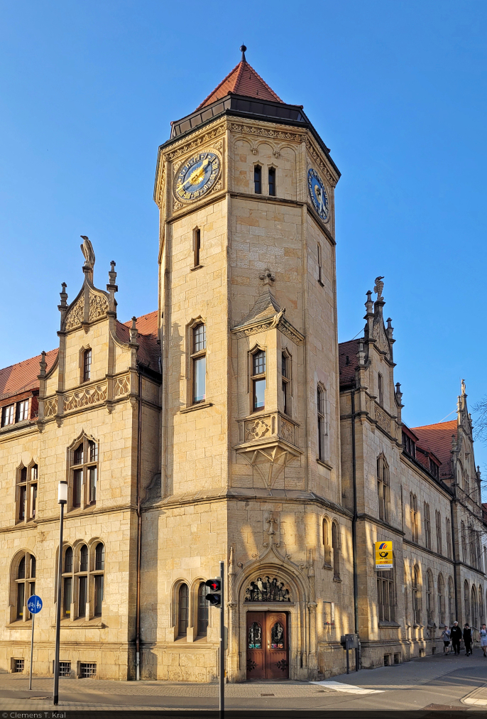 Ehemaliges Hauptpostamt Dessau, errichtet um 1900. Nach dem Zweiten Weltkrieg wurde der Turm Anfang der 1950er-Jahre in vereinfachter Form wiederaufgebaut.

🕓 8.3.2025 | 16:31 Uhr