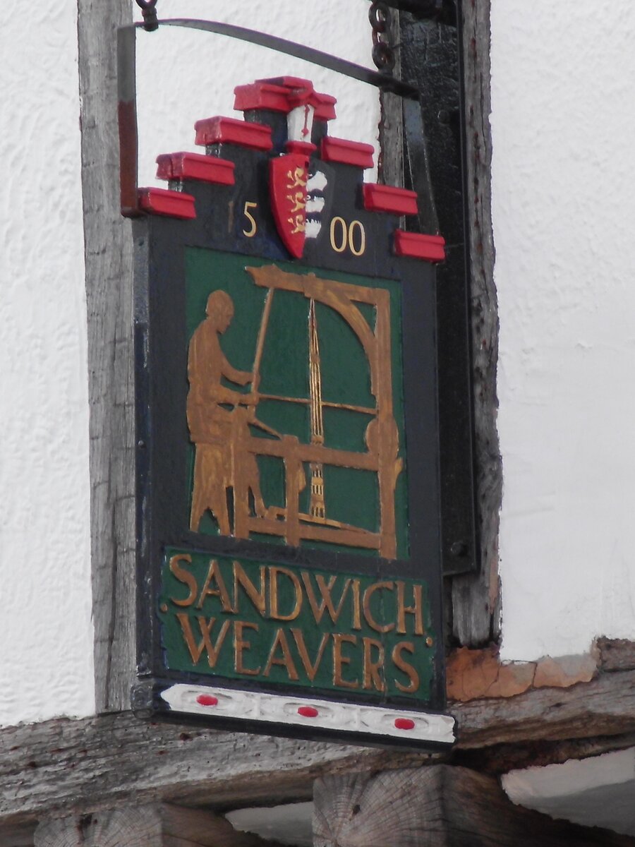 Ein historisches Schild des  Sandwich Weavers  Hauses in der Altstadt von Sandwich in Kent im S�den Englands. Fl�mische Weber, die vor religi�ser Verfolgung geflohen waren siedelten sich hier an.