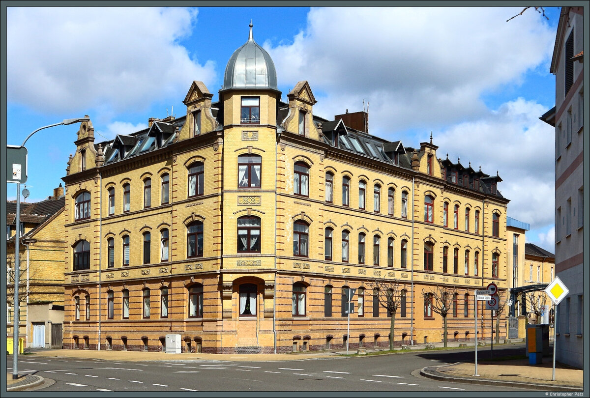 Ein sch�nes Gr�nderzeithaus mit gelber Klinkerfassade steht an der Bitterfelder Stra�e in Delitzsch. (29.03.2026)