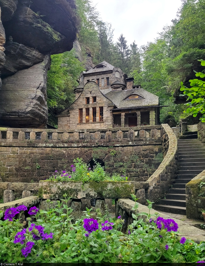 Ein sehr bekannter mystischer Ort in der Bhmischen Schweiz ist das Alte Gaswerk in Hřensko (CZ). Bentigt wurde das 1905 entstandene Gebude zur Herstellung von Acetylengas, um Huser des Ortes zu beleuchten. Heute knnen darin Gste bernachten: Ein privater Eigentmer hat den einstigen Industriebau zu einer Pension umgestaltet.

🕓 18.8.2024 | 16:13 Uhr