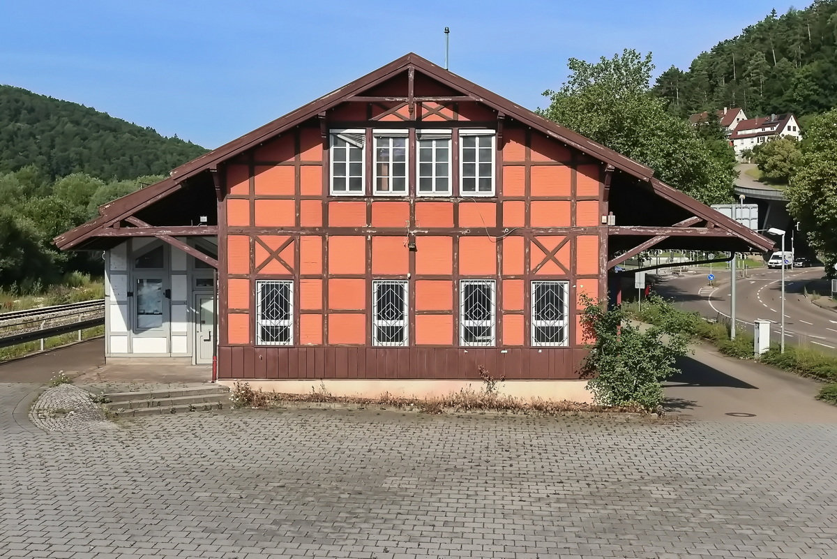 Eines der berholten Fachwerkhuser in Blaubeuren nahe dem Bahnhof am 19. Juli 2024