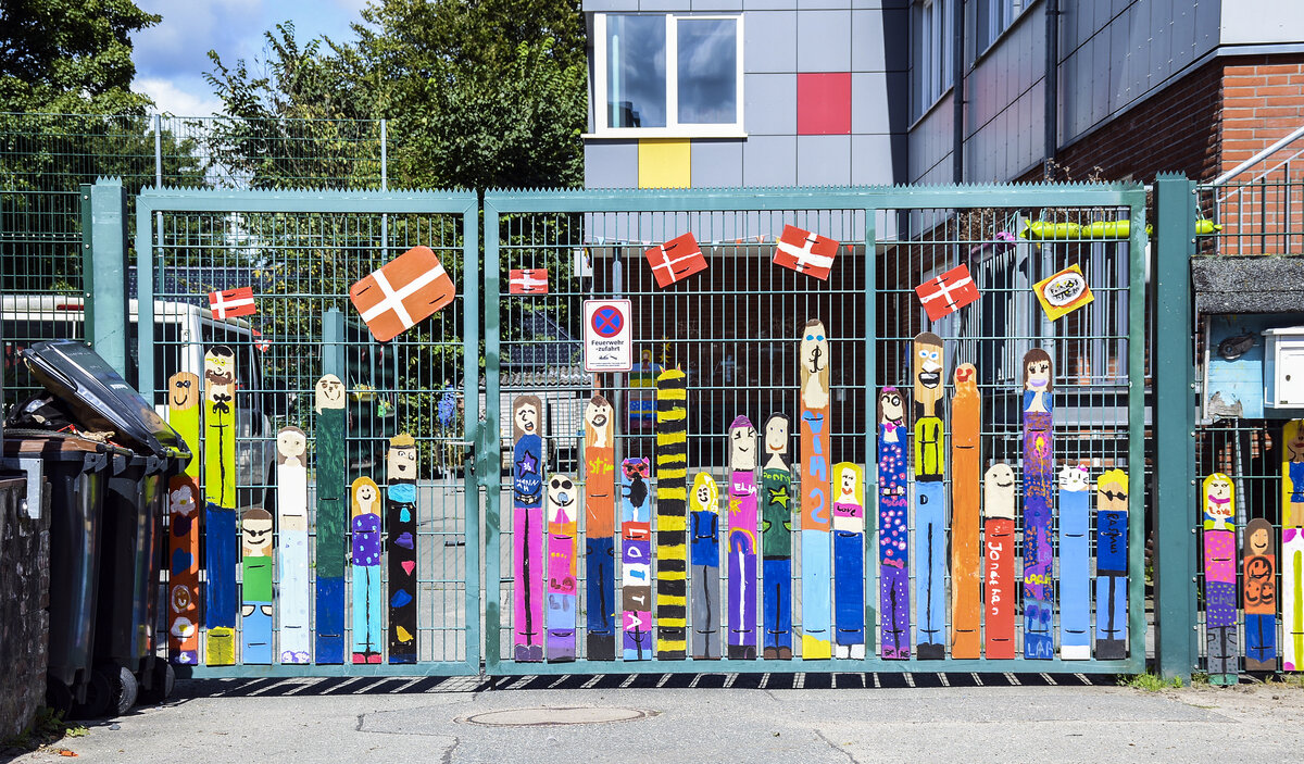 Einfahrt zur dnischen Schule in Harrislee westlich von Flensburg. Aufnahme: 11. August 2024.