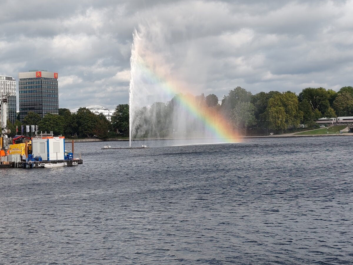 Farbenspiel auf der Binnenalster in Hamburg, 09-2024