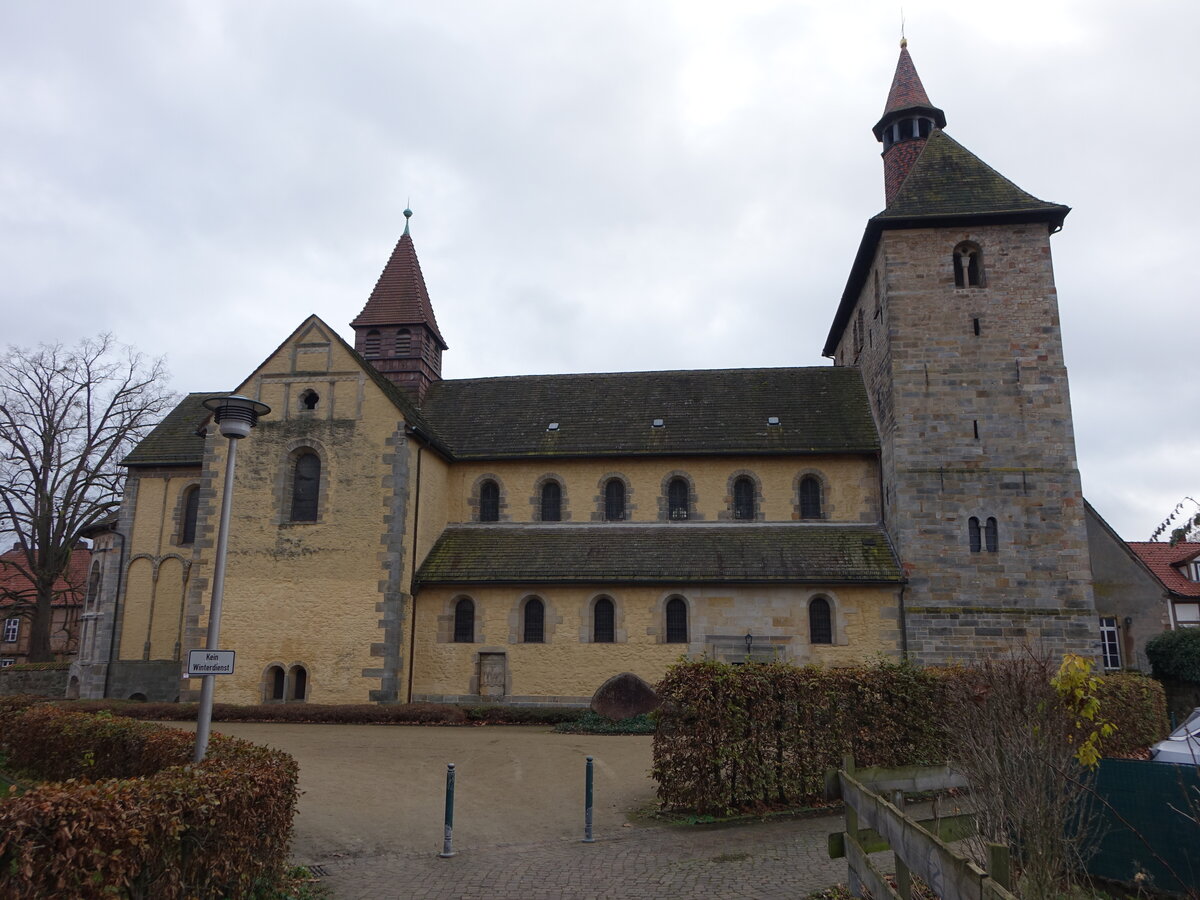 Fischbeck, Stiftskirche, erbaut im 12. Jahrhundert, dreischiffige flachgedeckte Kreuzbasilika (07.12.2025)