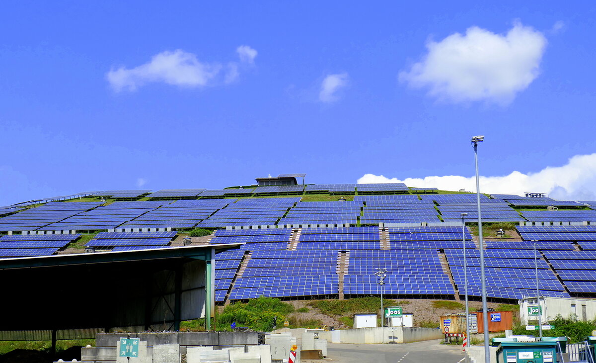 Freiburg, auf dem Eichbuck, einer ehemaligen Mlldeponie, produziert seit 2011 eine Freiland-Solaranlage Strom fr ca.1000 Haushalte, die zweitgrte Anlage dieser Art in Baden-Wrttemberg, Aug.2024 