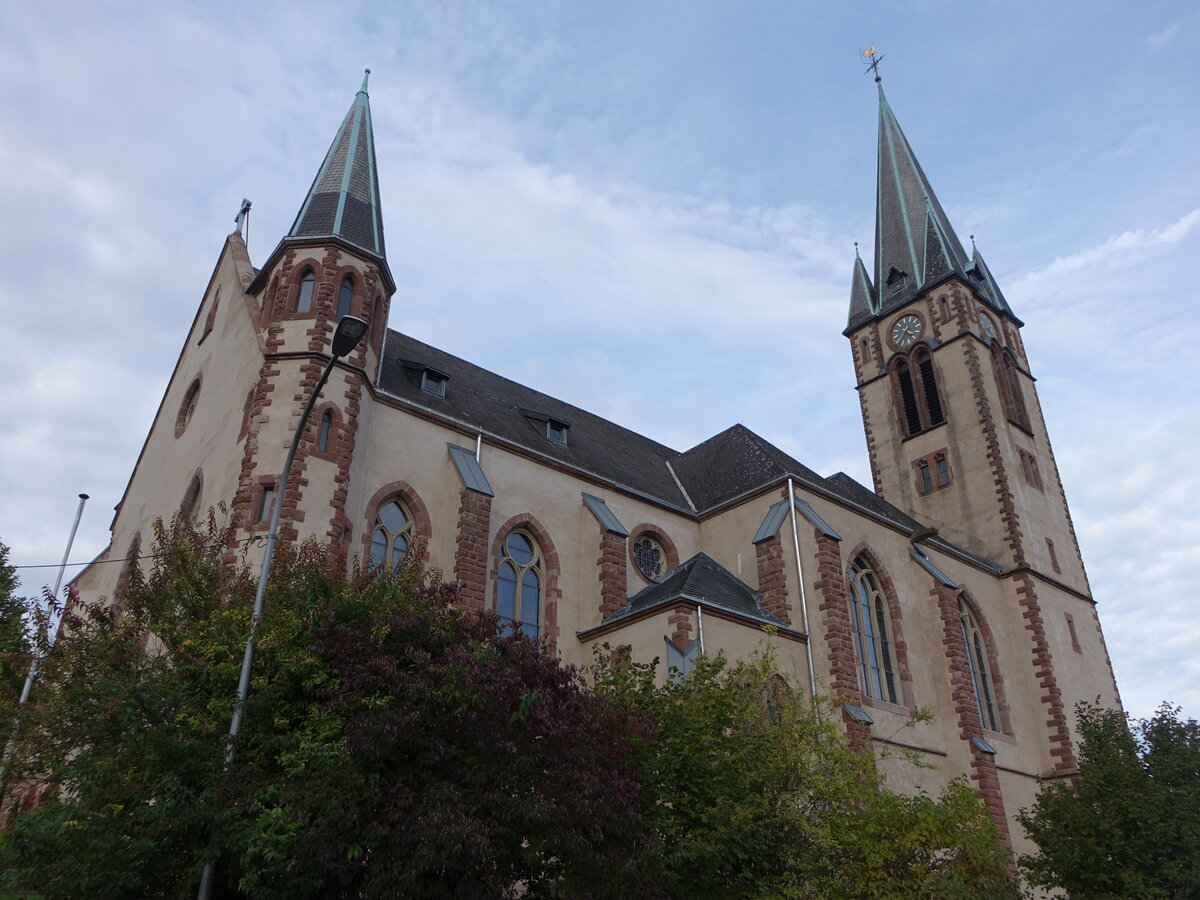 Geislautern, neugotische Pfarrkirche Maria Himmelfahrt, erbaut von 1906 bis 1907 nach dem Plan des Architekten Wilhelm Hector (12.10.2024)