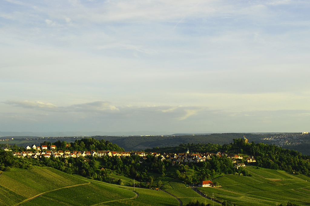 Grabkapelle auf dem Wrttemberg und Rotenberg umrahnt von Weinbergen im Abendlicht von Fellbach aus aufgenommen 04.06.2017