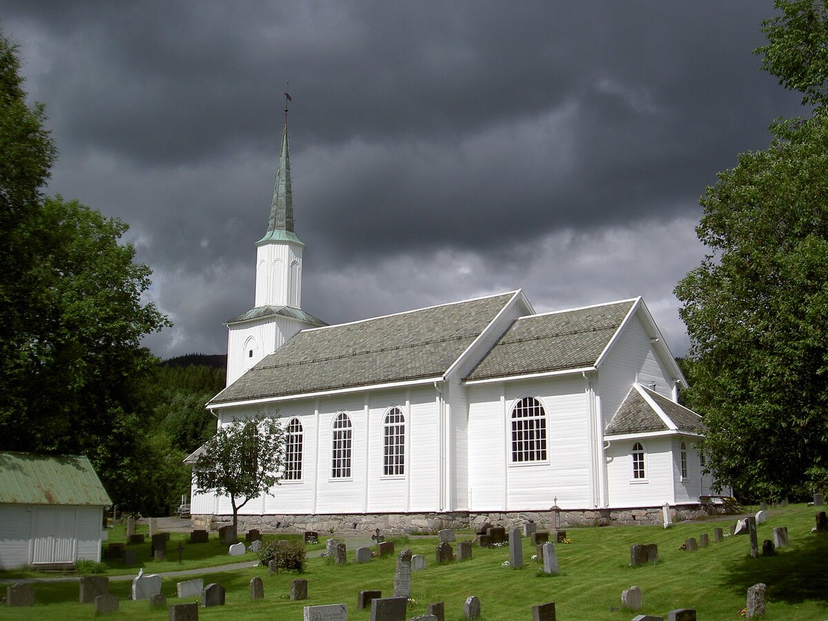 Grong, Pfarrkirche, weie Holzkirche erbaut 1876 durch die Architekten Hkon Mosling und Jacob Wilhelm Nordan (28.06.2013)