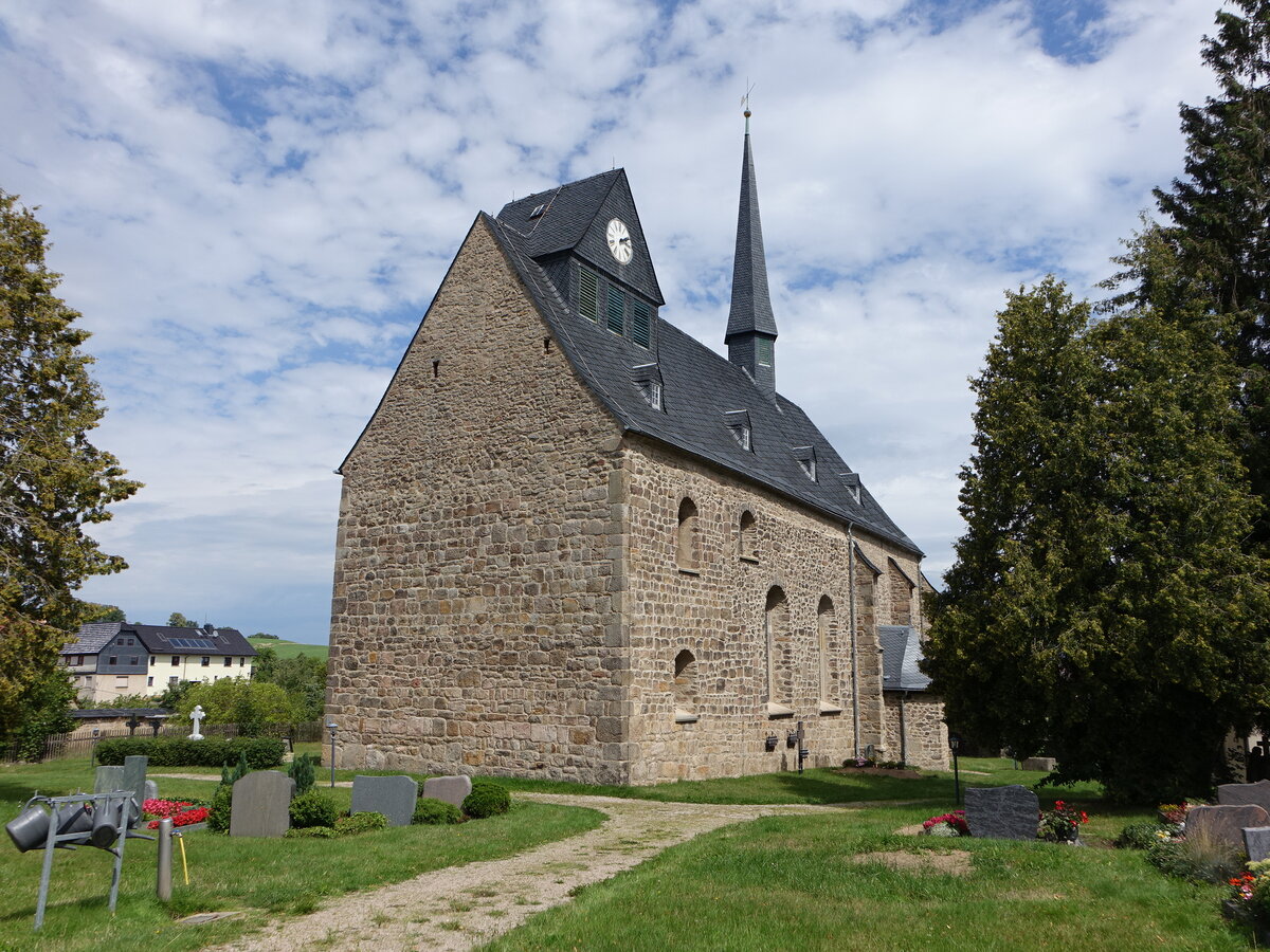 Hirschfeld, evangelische St. Michaelis Kirche, erbaut im 13. Jahrhundert, erweitert nach Osten 1508, restauriert nach Brand von 1960 bis 1970 (12.08.2023)