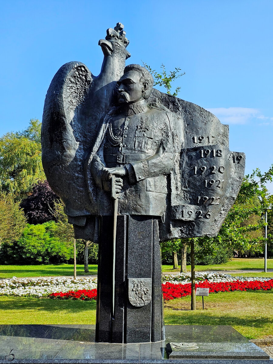 Im Bild das Denkmal des polnischen Staatsmannes Jzef Piłsudski, welcher von 1867 bis 1935 lebte. (Kolberg (Kołobrzeg), September 2024)