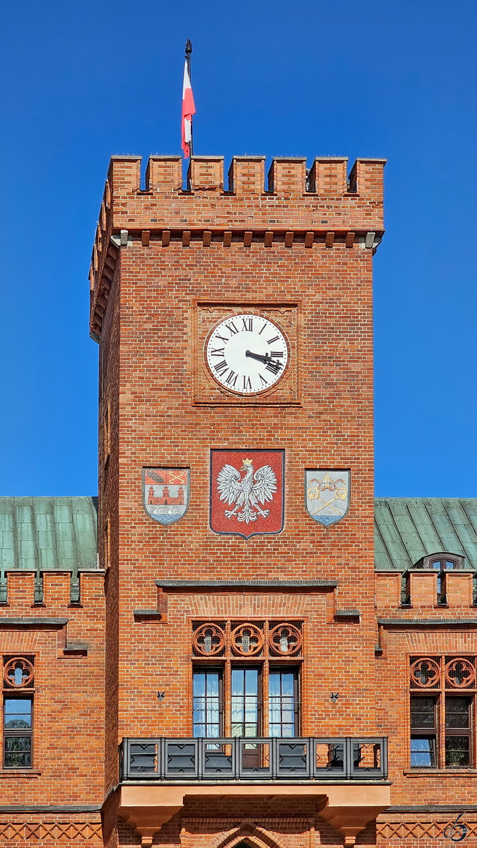 Im Bild der Turm des Rathauses in Kolberg (Kołobrzeg), so gesehen im September 2024.