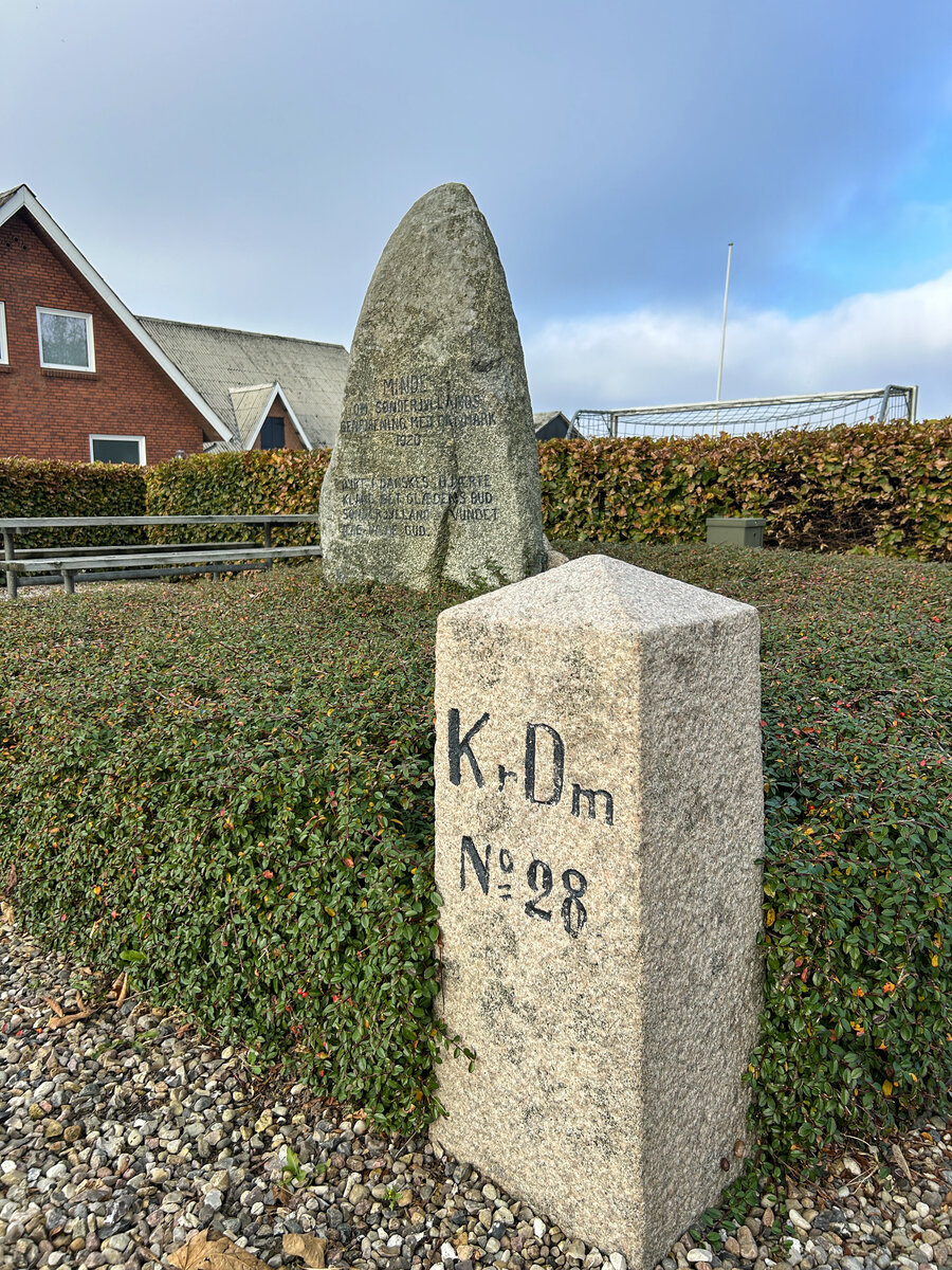 Im Dorf Harreby stlich von Ribe (Ripen) steht der Grenzstein Nr. 28 der ehemaligen dnisch-deutschen Grenze von 1864 bis 1920. Dies ist nicht der ursprngliche Standort des Steins, da die Grenze nicht durch Harreby verlief, sondern einige Kilometer weiter westlich. Die meisten der alten Grenzsteine wurden jedoch von ihrem ursprnglichen Standort entfernt. Aufnhame: 24. Oktober 2024.