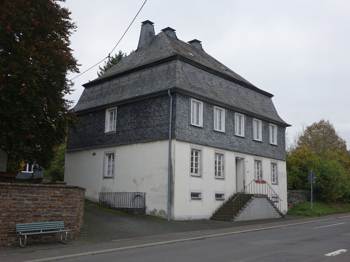 Irmenach, Pfarrhaus in der Kirchstra�e, teilweise verschiefertes Hunr�ckhaus, erbaut von 1784 bis 1786 (11.10.2025)