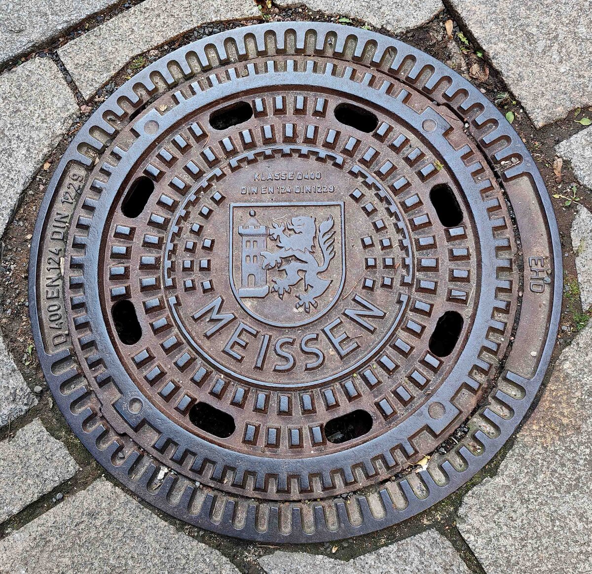 Kanaldeckel der Stadt MEISSEN mit dem in der Mitte eingefgten Stadtwappen, 12-2024