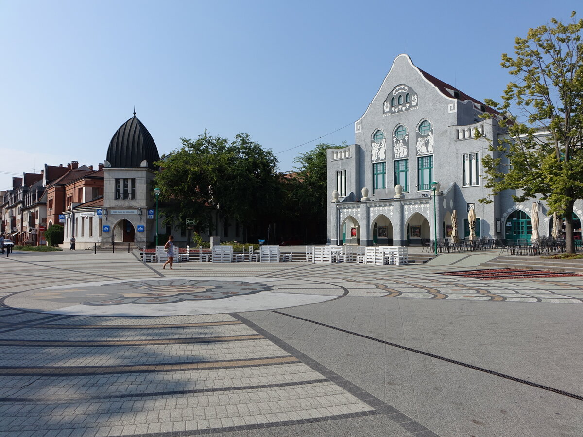 Kiskunhalas, K&H Bank und Thorma Janos Museum am Hsk Tere Platz (24.08.2019)