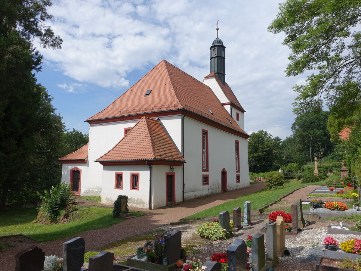 Knigsfeld, evangelische Kirche, schlichte Saalkirche, Kirchturm 15. Jahrhundert, Langhaus neu erbaut 1754 (12.07.2024)