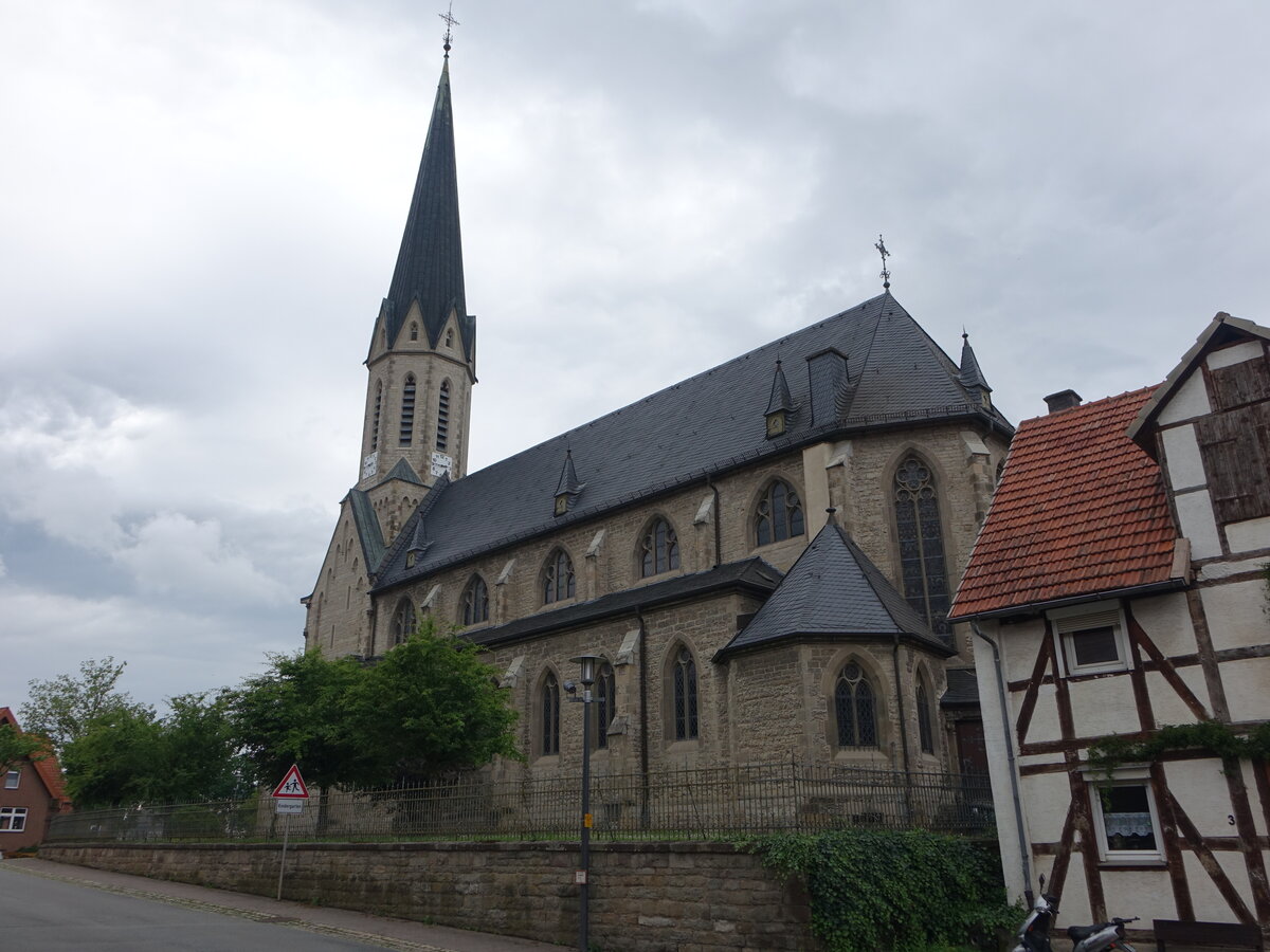 Krbecke, neugotische Pfarrkirche St. Blasius, erbaut von 1898 bis 1901 (30.05.2024)