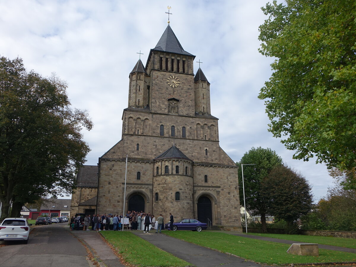 Lauterbach, Pfarrkirche St. Paulinus am Paulinusplatz, erbaut ab 1911 durch den Architekten Peter Marx (12.10.2024)