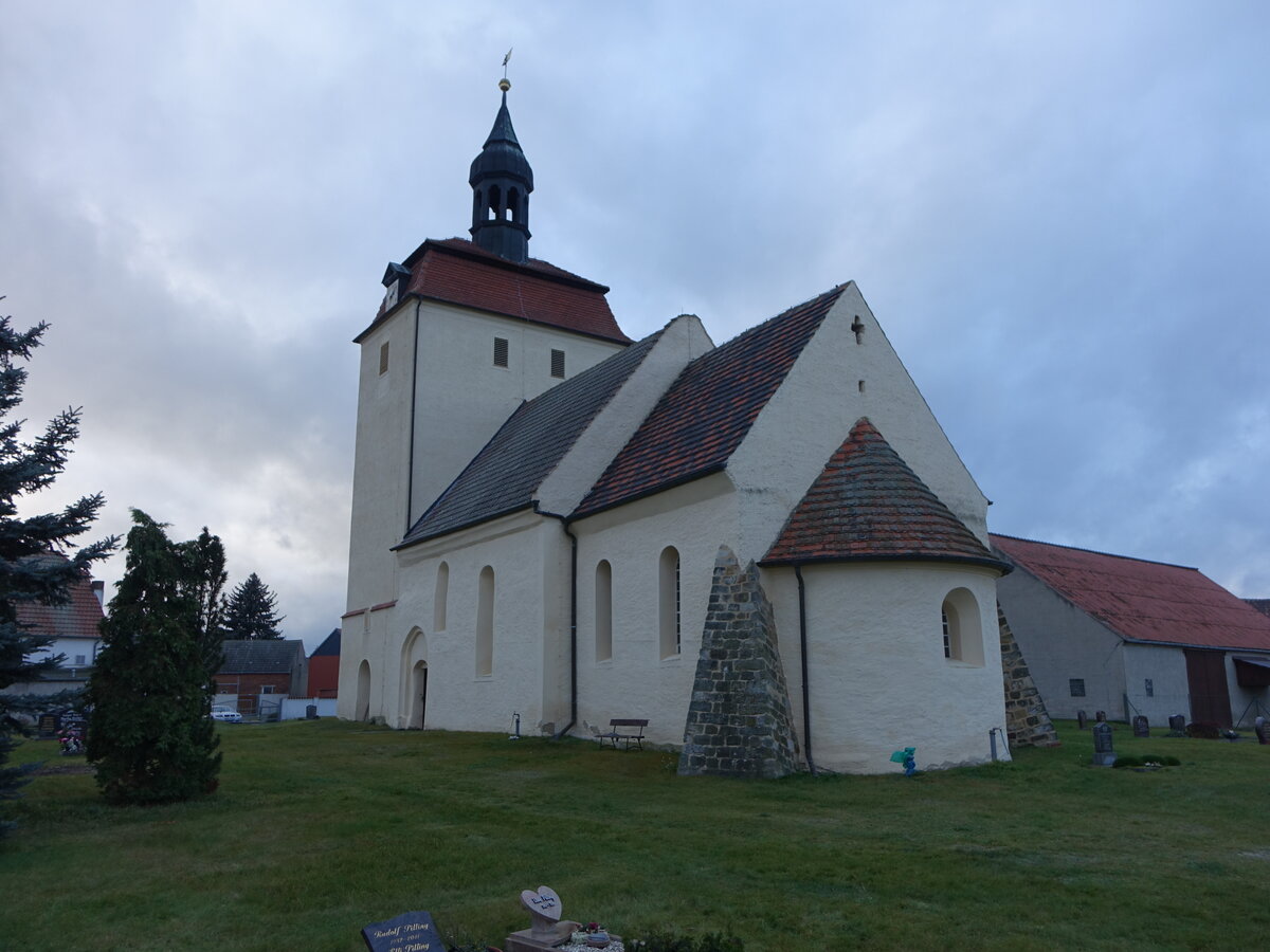 Lebien, sptromanische evangelische Dorfkirche, erbaut im 13. Jahrhundert (16.12.2024)