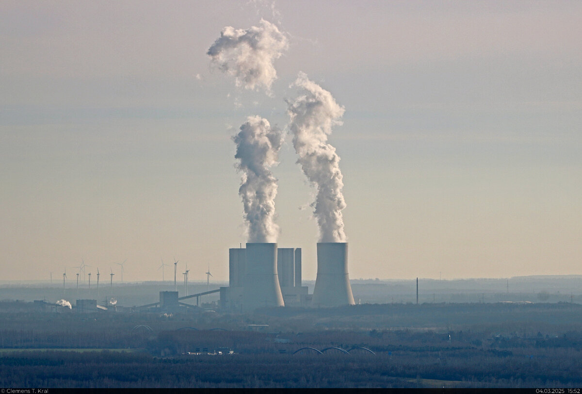 Leipzig von oben (6/6):
S�dlich der Stadt ragen je zwei K�hlturme und Dampferzeuger in die H�he. Sie geh�ren zum Braunkohle-Kraftwerk Lippendorf.
Mit Tele-Zoom aufgenommen vom V�lkerschlachtdenkmal.

🕓 4.3.2025 | 15:52 Uhr