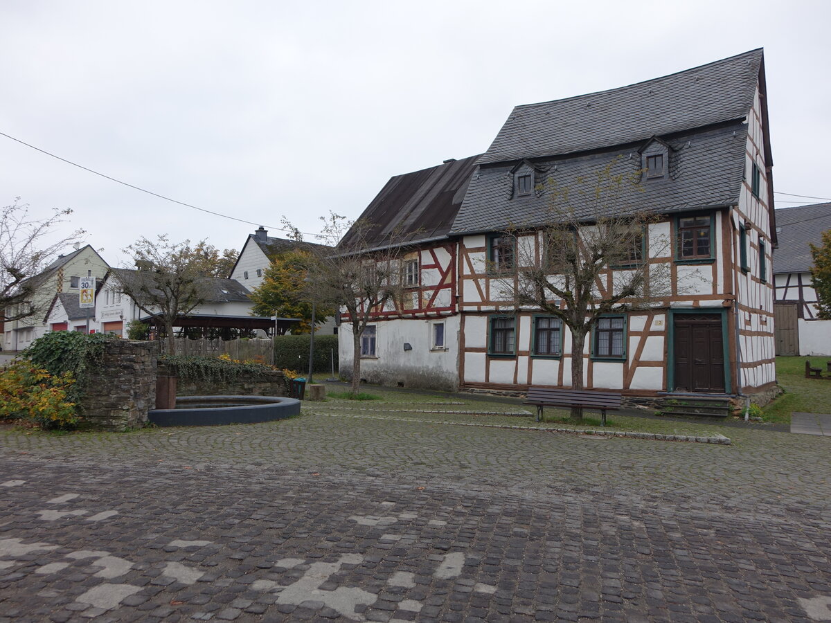 L�tzbeuren, Brunnen und Fachwerkhaus in der Oberstra�e (11.10.2025)