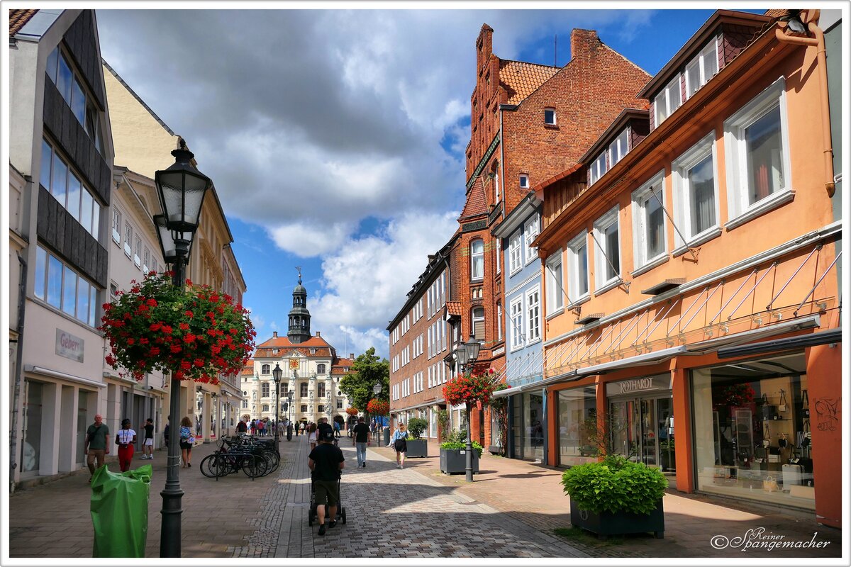 Lneburg, Strae  An den Brodbnken  mit Blick auf das Rathaus. August 2024.