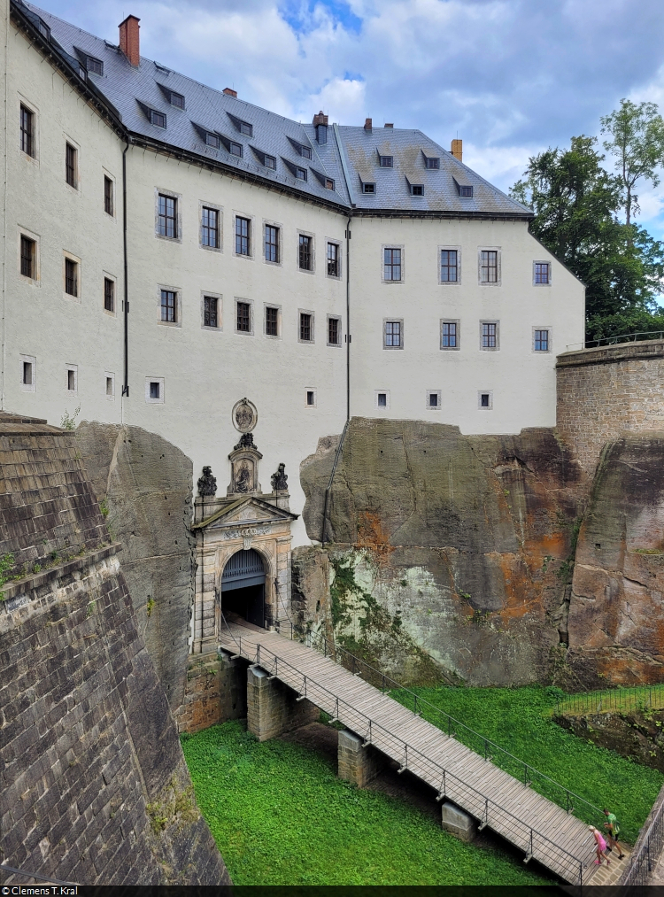 Mchtiger Eingang zum Torhaus, erbaut Ende des 16. Jahrhunderts. Darin befindet sich die grte Ausstellung der Festung Knigstein.

🕓 17.8.2024 | 15:59 Uhr