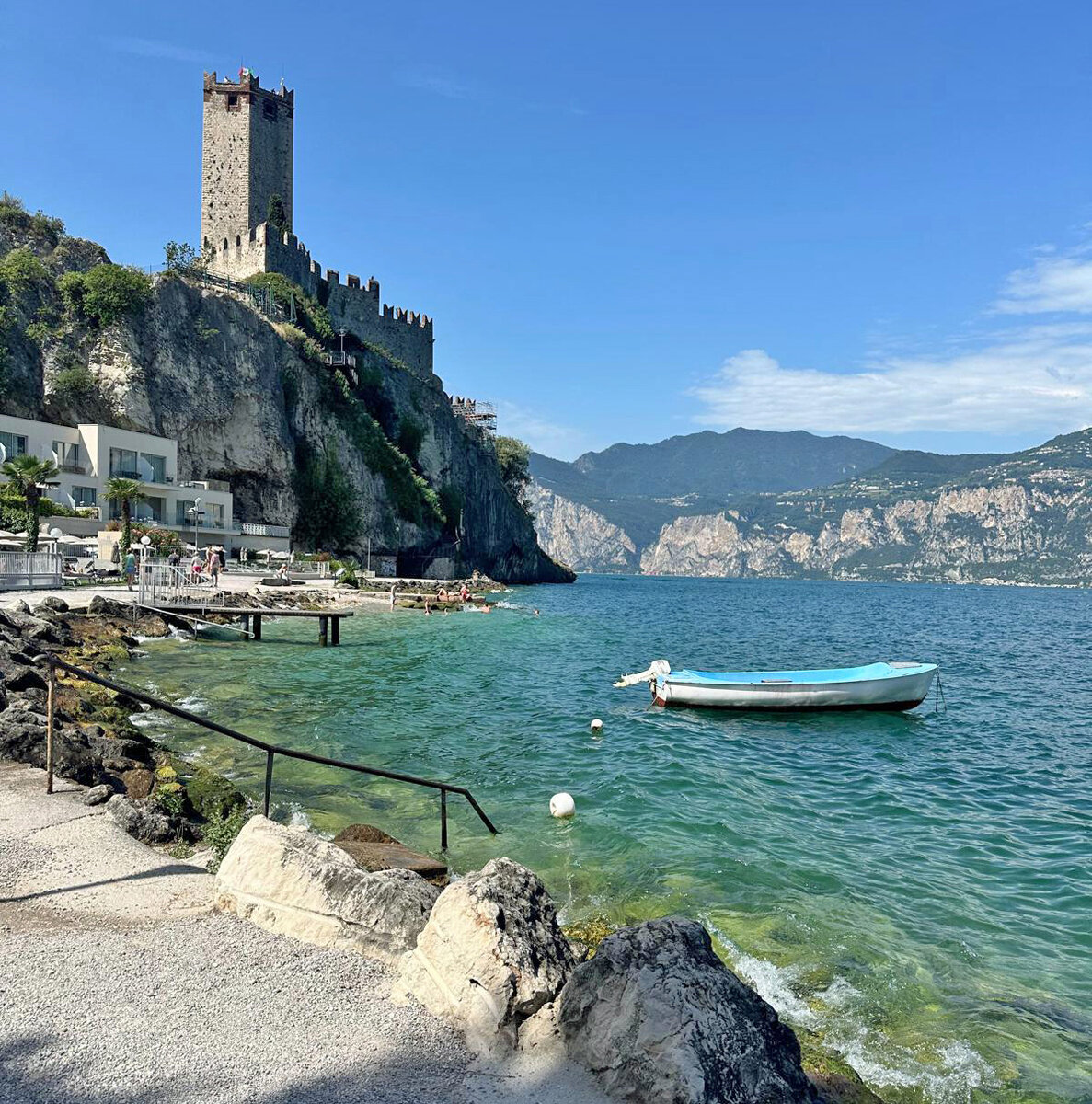 Malcesine am Gardasee in der Provinz Verona, Region Venetien, mit der Scaligerburg, 21.07.2024