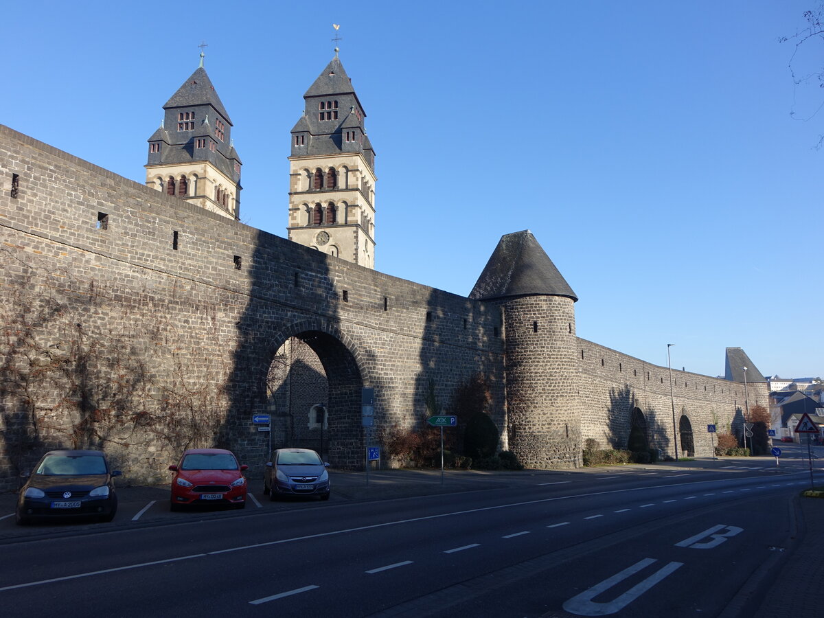 Mayen, Stadtmauer am Neutor und T�rme der Herz Jesu Kirche (26.12.2025)