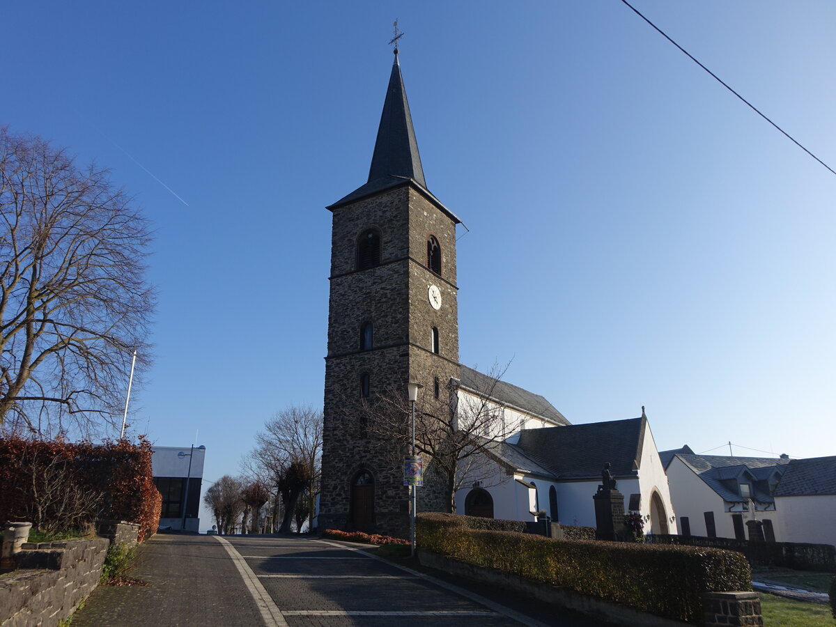 Mertloch, Pfarrkirche St. Gangolf, romanische Pfeilerbasilika erbaut im 12. Jahrhundert, verl�ngert 1879 (26.12.2025)