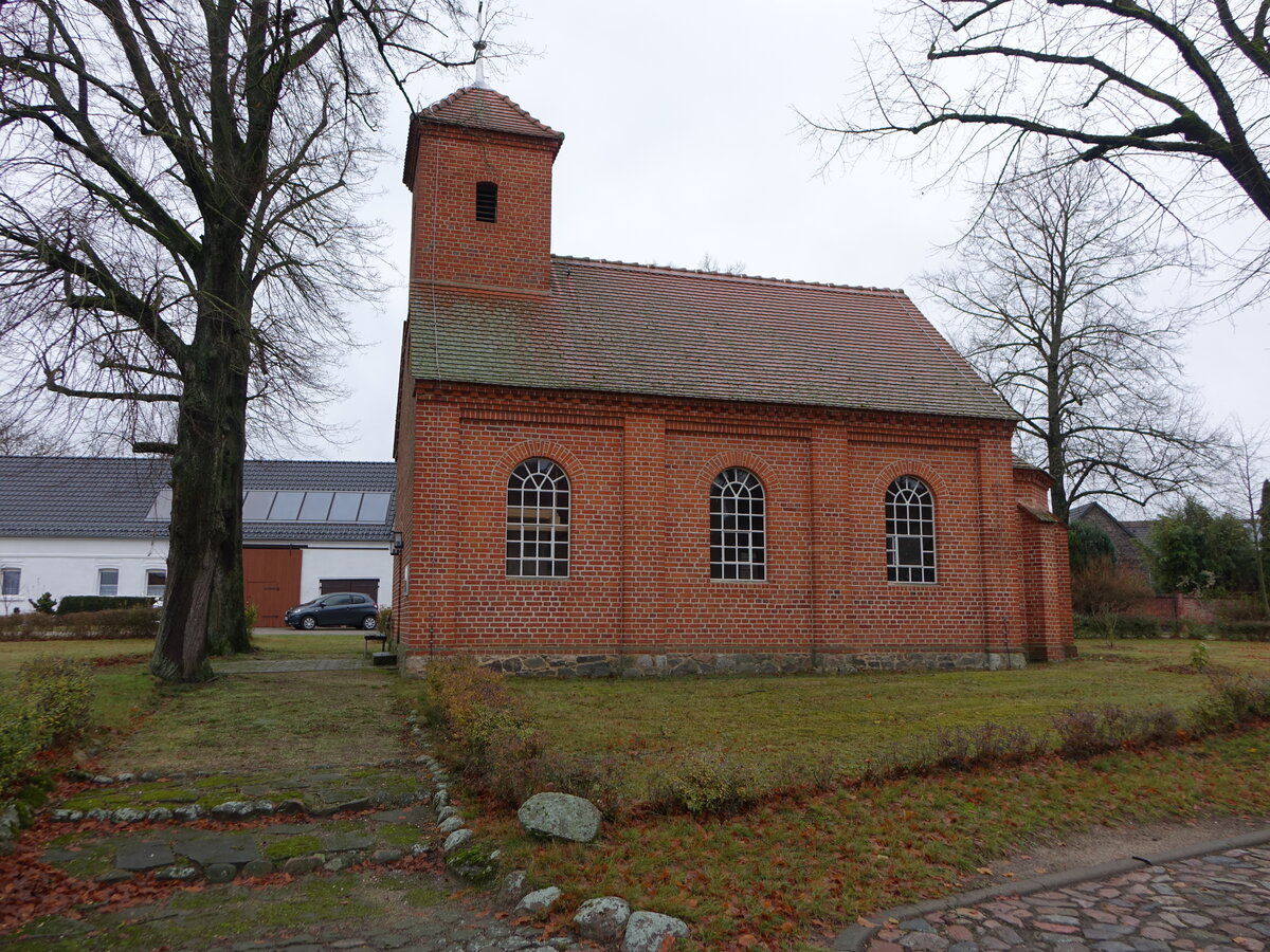 Mochau, evangelische Dorfkirche, erbaut von 1870 bis 1871 (10.12.2024)