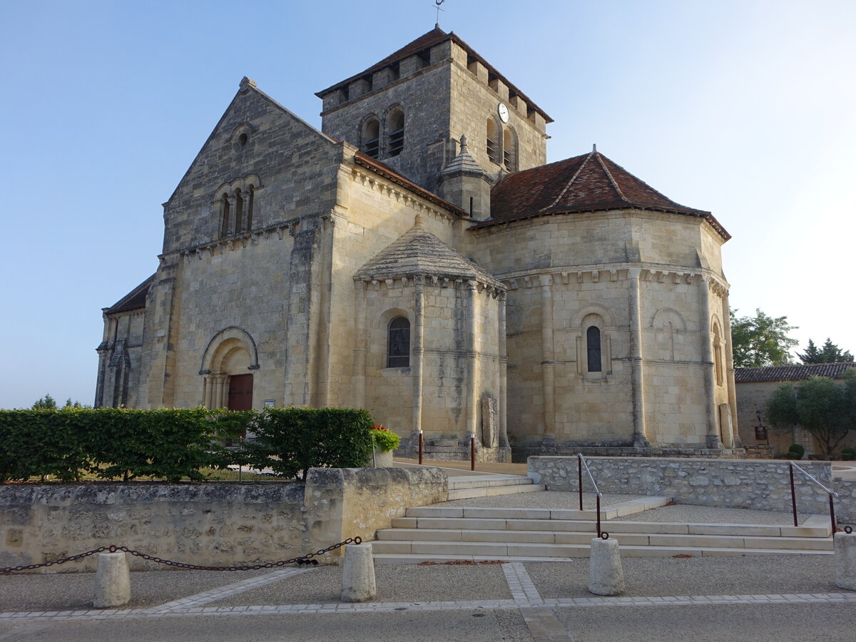 Montagne, Pfarrkirche St. Martin, erbaut im 12. Jahrhundert mit Vierungsturm (24.07.2018)