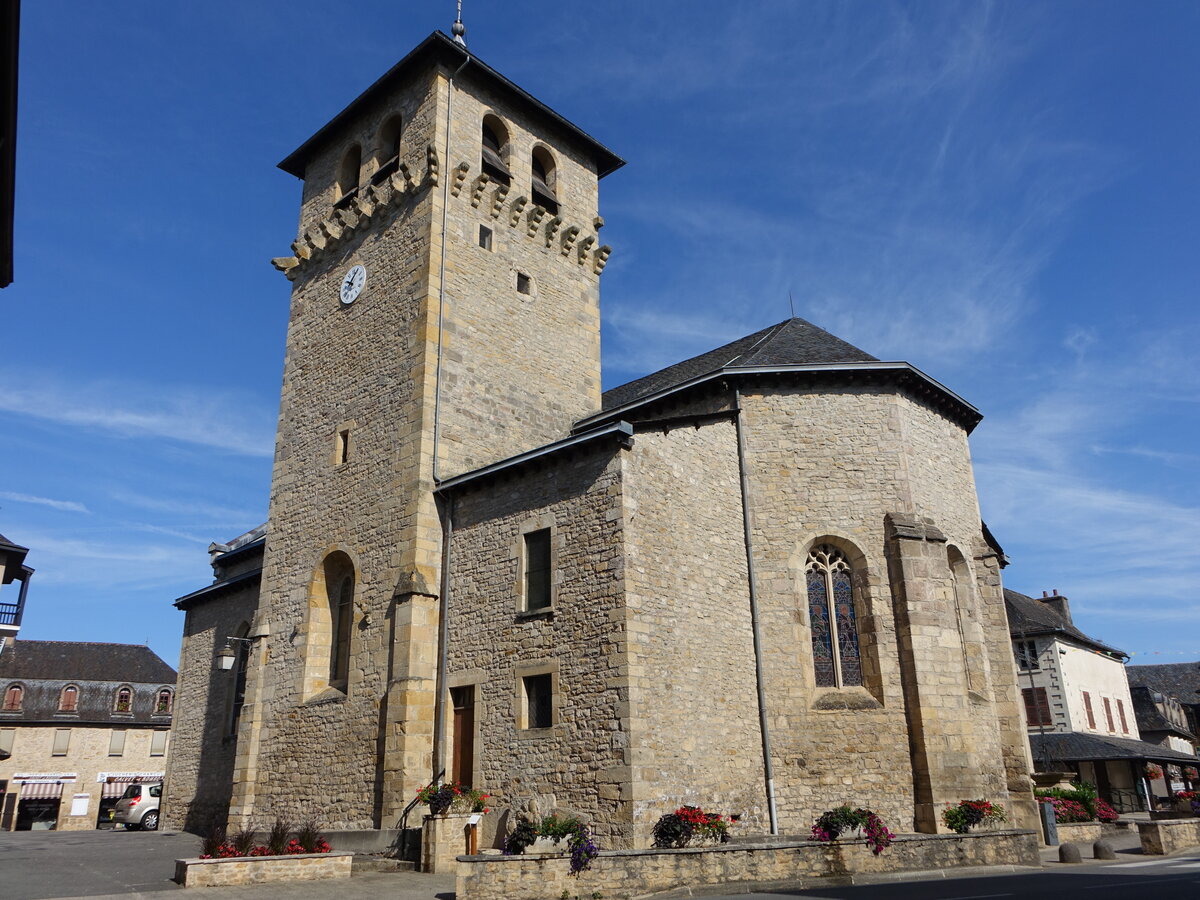 Montbazens, Pfarrkirche Saint-Geraud am Place de Eglise, erbaut im 12. Jahrhundert (28.07.2018)