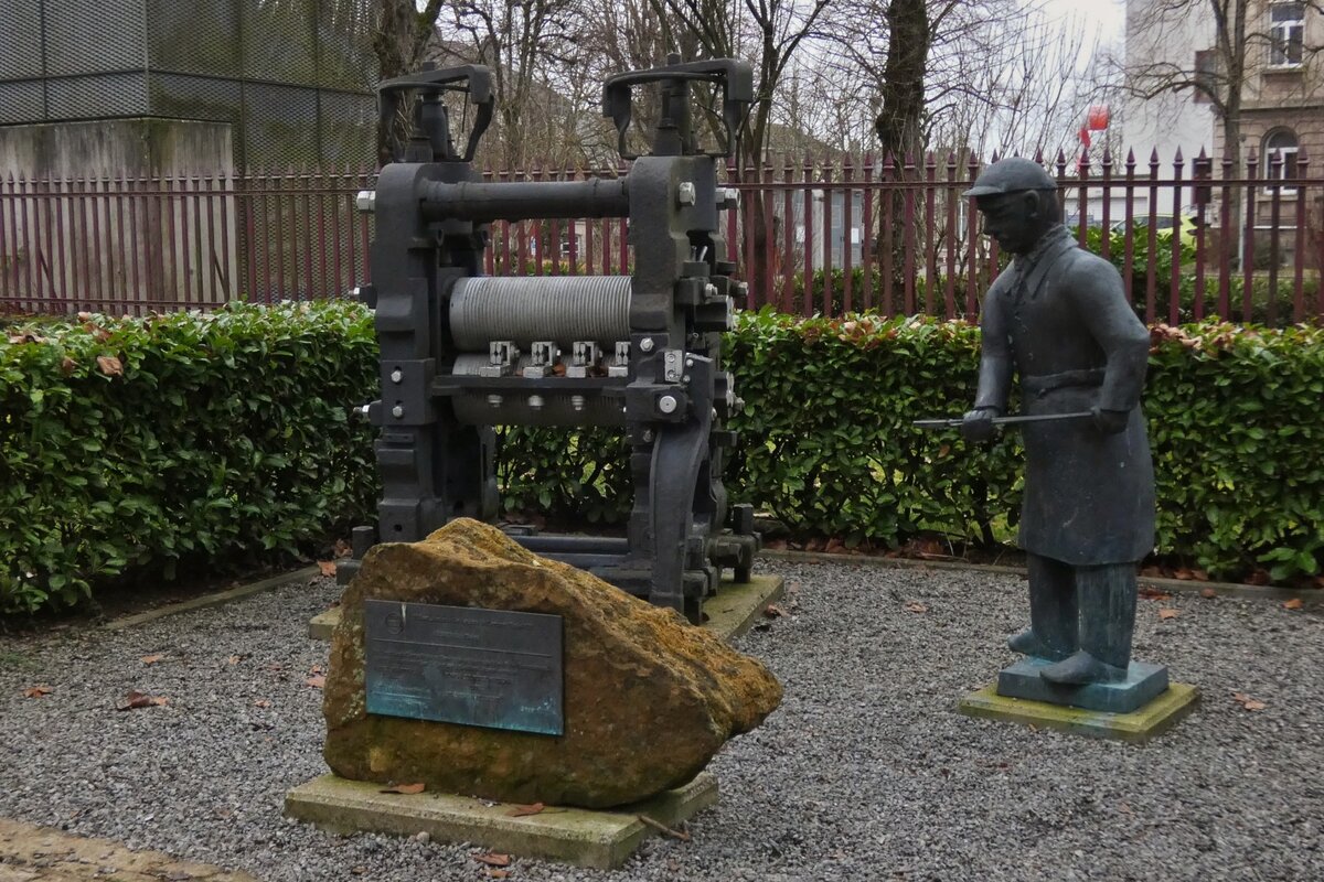 Monument zu Ehren der Arbeiter der Walzstra�e VII, welche 1980 stillgelegt wurde, das Monument wurde 2010 in Esch Alzette aufgebaut. 02.2026
