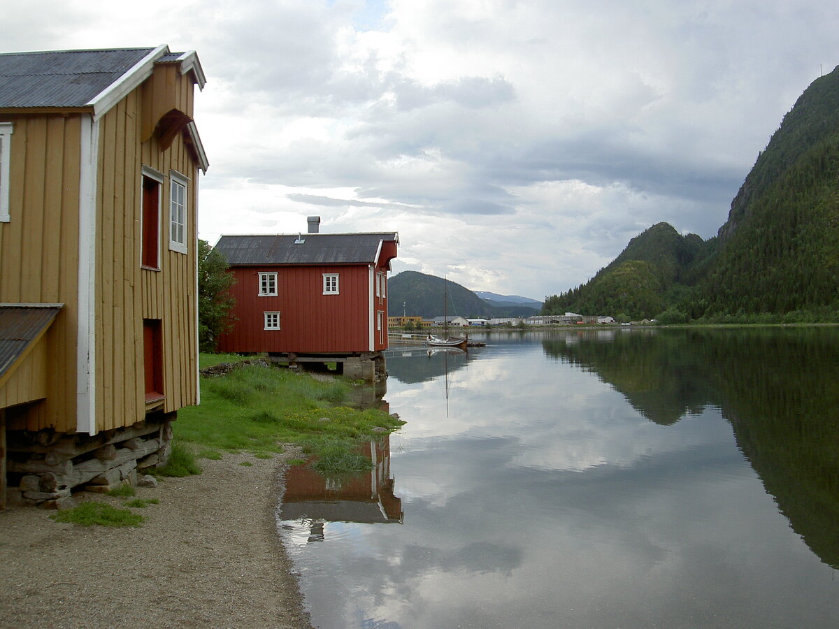 Mosjoen, Holzhuser an der Bucht Tortenvika des Vefsnfjords (28.06.2013)