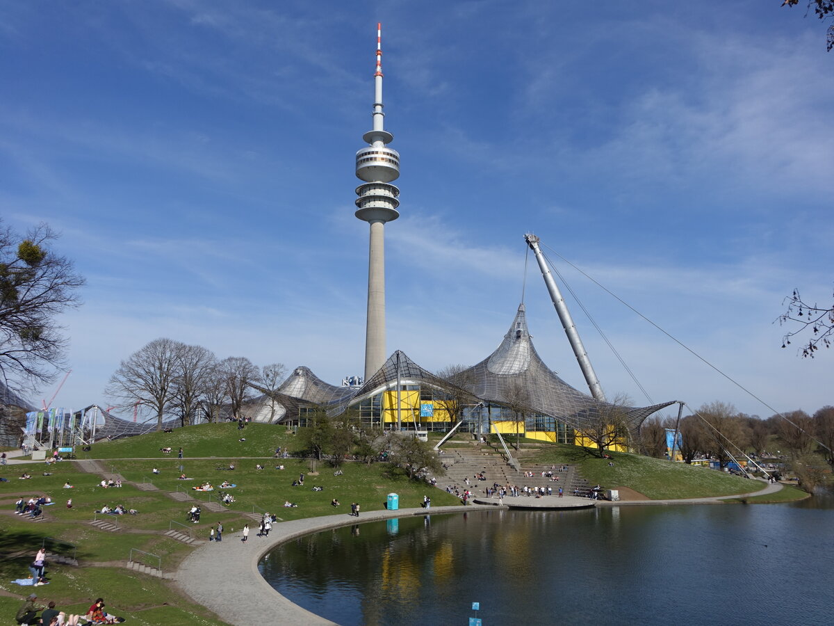 Mnchen, Fernsehturm und Olympia Schwimmhalle im Olympiapark (22.03.2025)