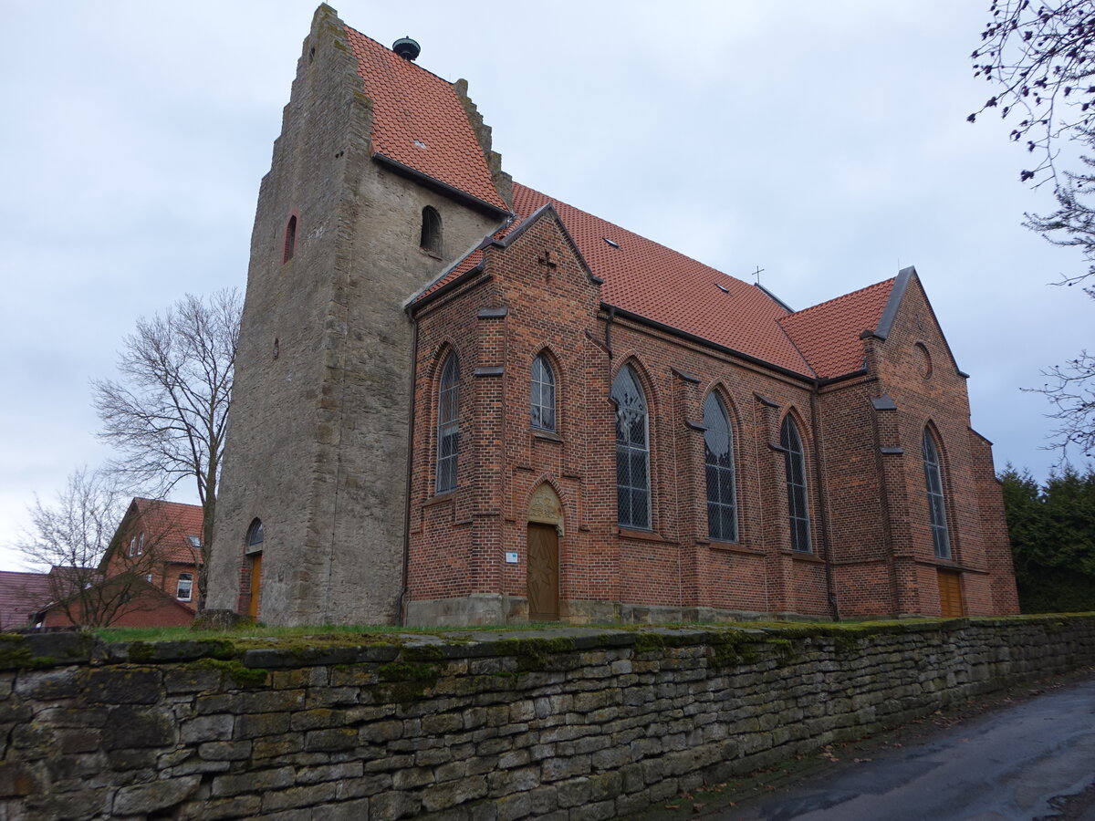 Nettelrede, evangelische St. Dionysius Kirche, mittelalterlicher Kirchturm, Kirchenschiff erbaut von 1862 bis 1864 durch Conrad Wilhelm Hase (06.12.2025)