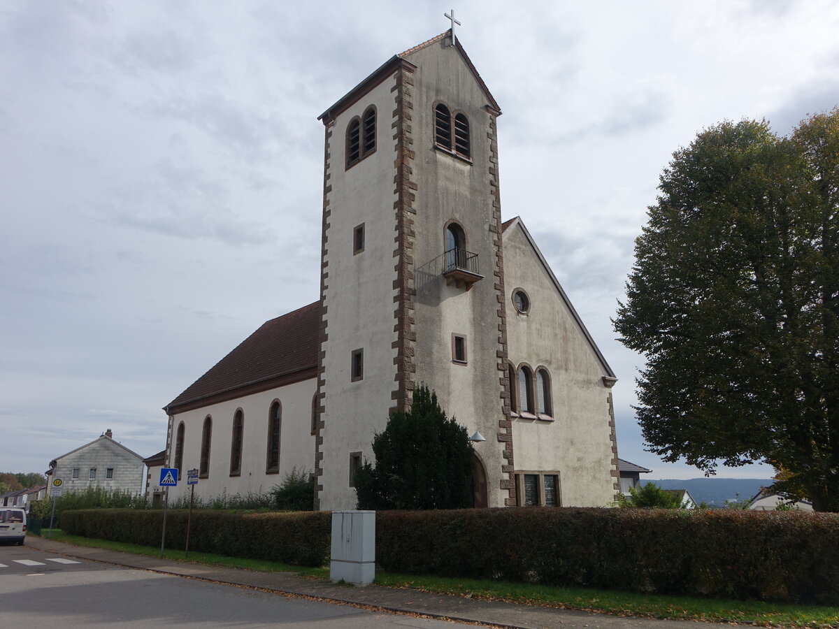 Neuweiler, Pfarrkirche St. Hildegard, erbaut von 1956 bis 1957 durch den Architekten Gottfried Bhm (12.10.2024)