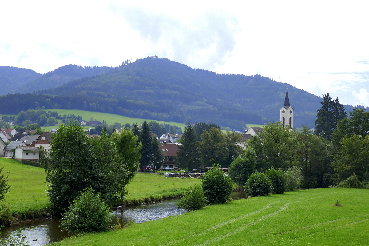 Oberwinden im Elztal, Blick von Norden auf den Ort, mit dem 906m hohen Hrnleberg und der Wallfahrtskapelle auf dem Gipfel, im Vordergrund die Elz, Sept.2024