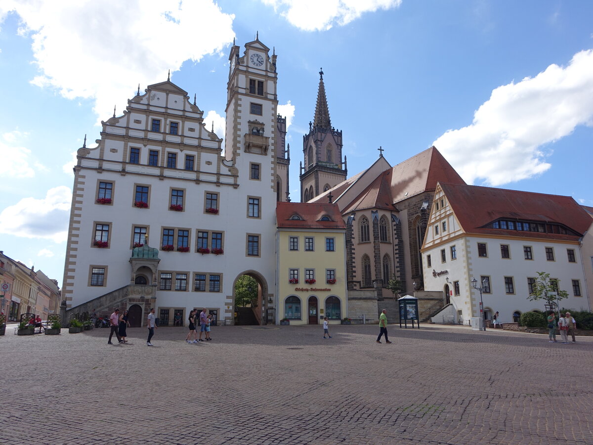 Oschatz, Rathaus und St. gidien Kirche am Neumarkt, Rathaus erbaut von 1538 bis 1546, St. gidien neugotisch erbaut von 1846 bis 1849 (13.07.2024)