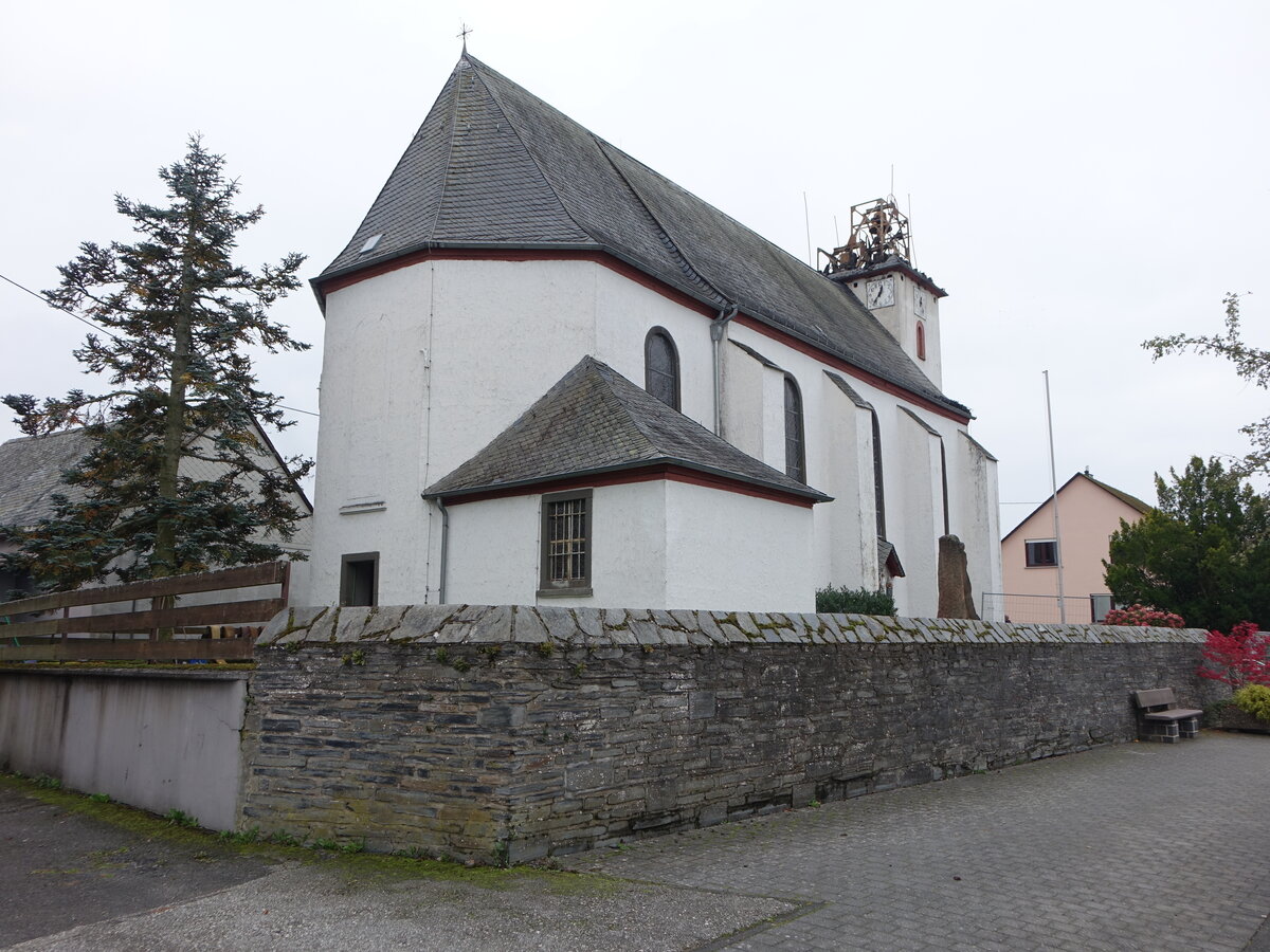 Peterswald, Pfarrkirche St. Peter und Paul, erbaut von 1765 bis 1766, Kirchturm nach Brand besch�digt (11.10.2025)