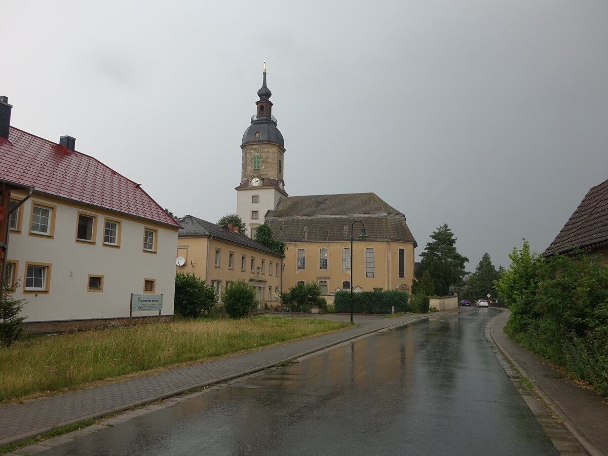 Prausitz, evangelische Kirche, erbaut im 14. Jahrhundert, sptbarocker Neubau erbaut von 1775 bis 1778 (12.07.2024)