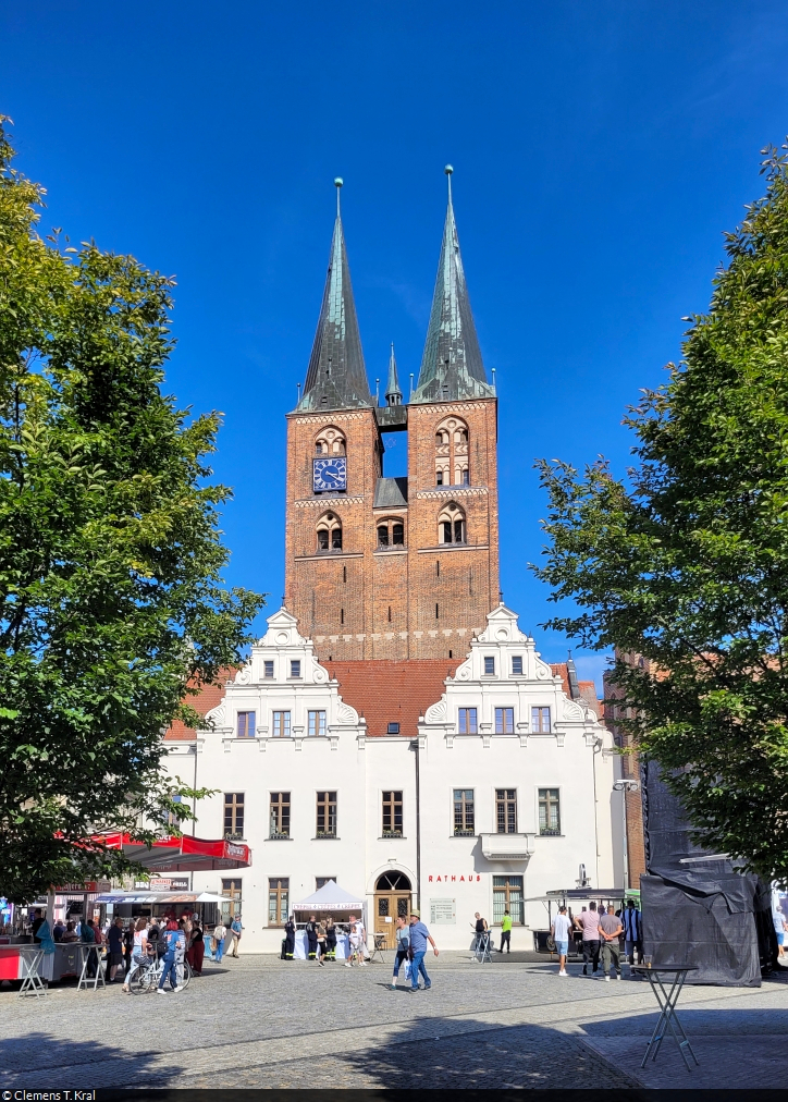 Rathaus Stendal mit Marienkirche,  durch die Bume  des Markts beim Sachsen-Anhalt-Tag fotografiert.

🕓 31.8.2024 | 15:22 Uhr