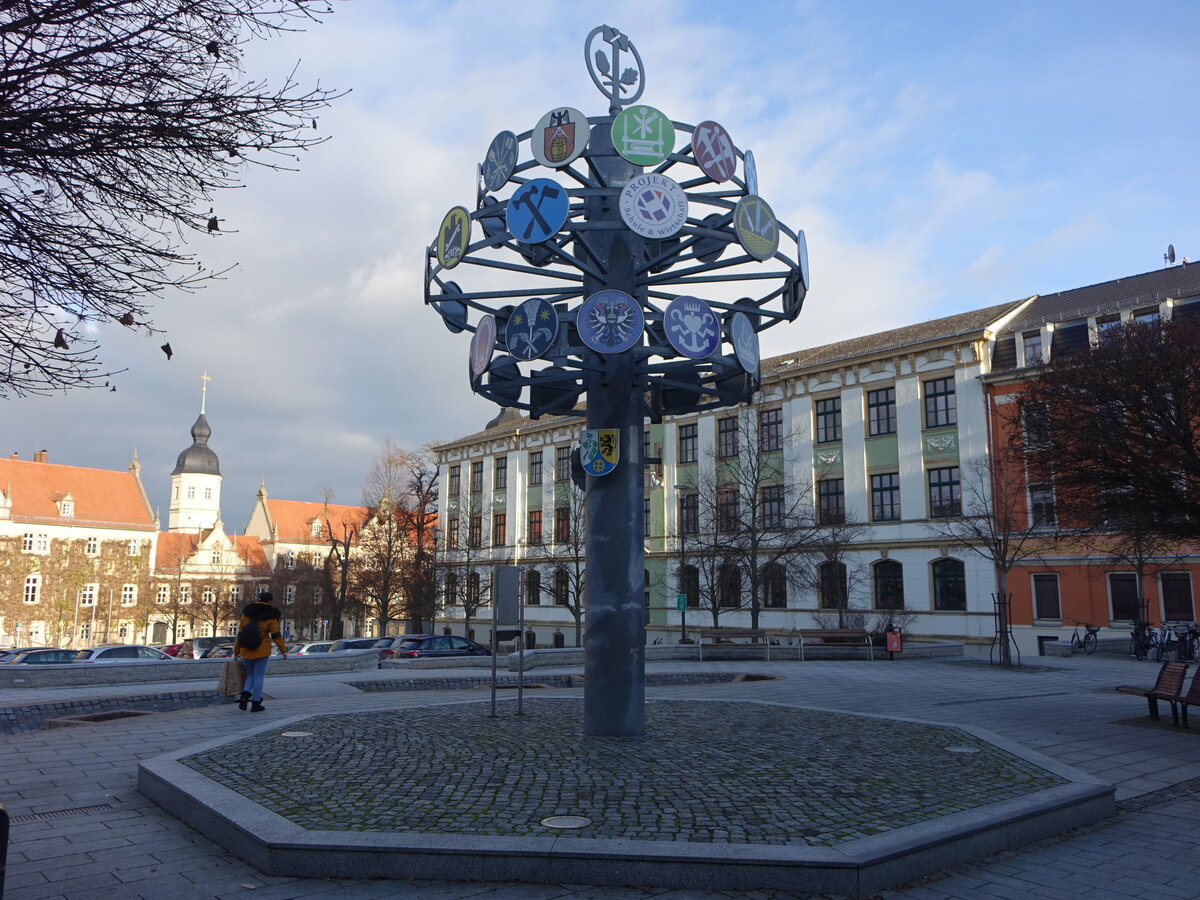 Riesa, Zunftbaum am Rathausplatz, erbaut 2004 (17.12.2024)